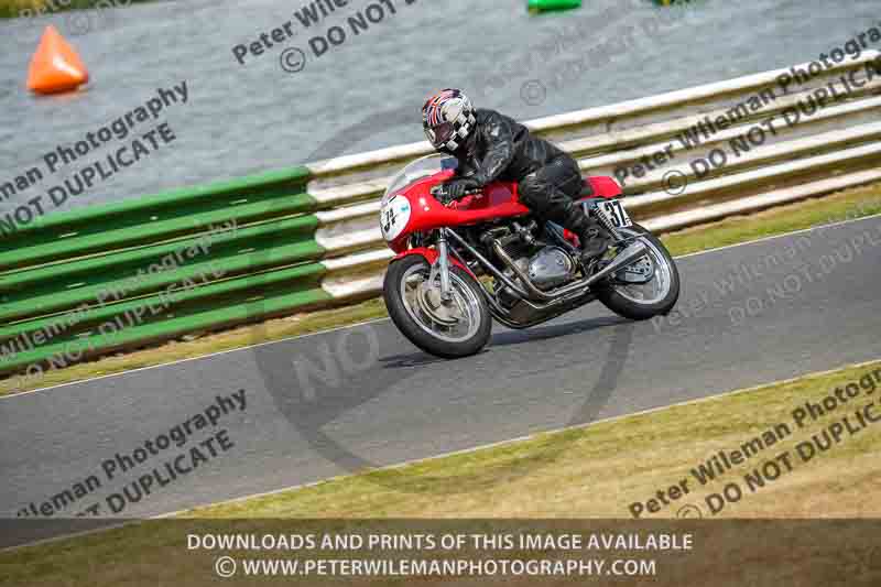 Vintage motorcycle club;eventdigitalimages;mallory park;mallory park trackday photographs;no limits trackdays;peter wileman photography;trackday digital images;trackday photos;vmcc festival 1000 bikes photographs